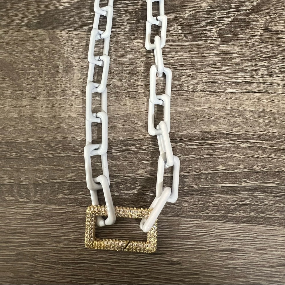 Melania Clara -By Alexa Rae Necklace 
Michelle necklace
Color: white and gold